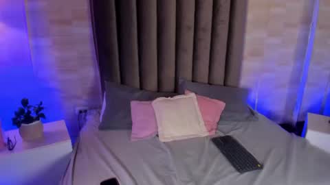 zoe_rousee_ online show from August 6, 2026, 7:27 pm