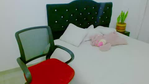 Snapshot of zoe_sexy69 chatting on November 14, 2025, 11:24 pm ZOE online show from November 14, 2025, 11:24 pm