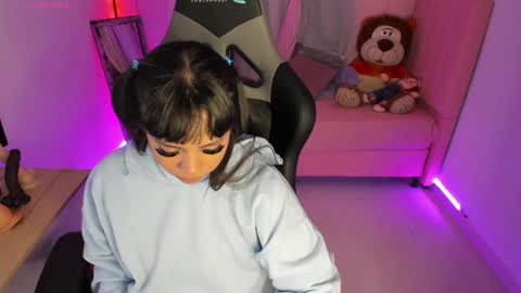 zoe_sullivan_ online show from February 17, 2025, 9:24 am