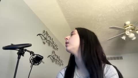 zoeapolo online show from April 2, 2026, 7:33 pm