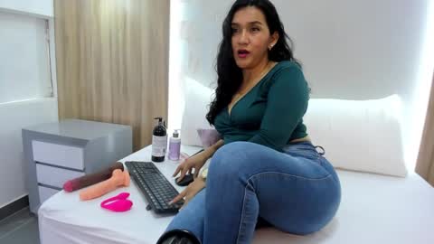 zoee_zi online show from September 24, 2025, 7:17 pm