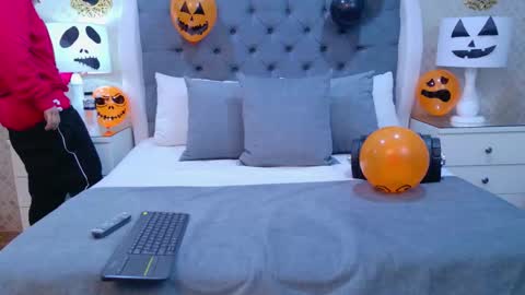 Zoe Krug online show from October 15, 2025, 11:32 am