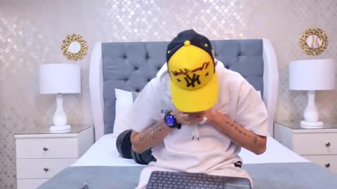 Zoe Krug online show from November 6, 2025, 11:44 am