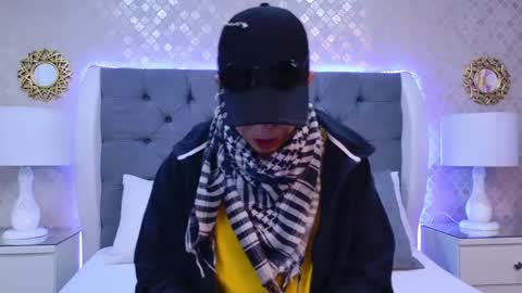 Zoe Krug online show from November 15, 2025, 12:02 pm