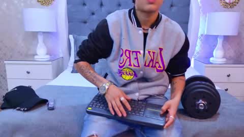 Zoe Krug online show from December 5, 2025, 11:41 am