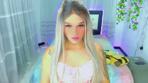 zoeschmmit online show from June 5, 2026, 11:43 pm