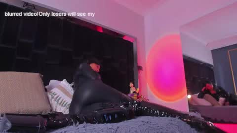 zoevidal_ online show from February 13, 2025, 2:42 pm