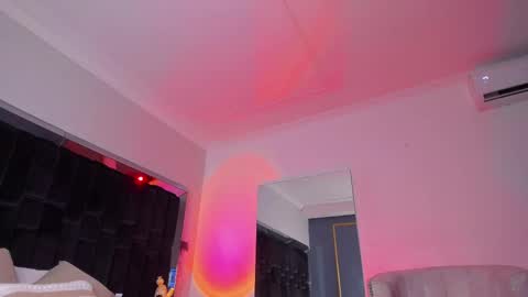 zoevidal_ online show from February 20, 2025, 2:57 pm