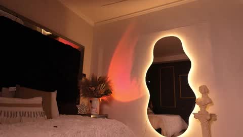 zoevidal_ online show from November 10, 2025, 11:53 am