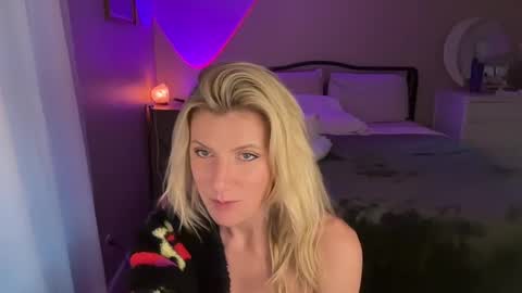 Snapshot of zoeydanner chatting on December 2, 2024, 11:29 pm Zoeydanner online show from December 2, 2024, 11:29 pm