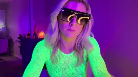 Snapshot of zoeydanner chatting on December 11, 2024, 11:32 pm Zoeydanner online show from December 11, 2024, 11:32 pm