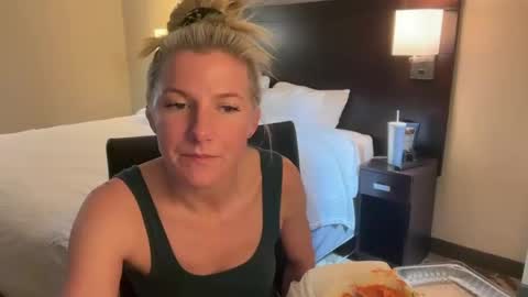 Zoeydanner online show from March 28, 2026, 8:41 pm