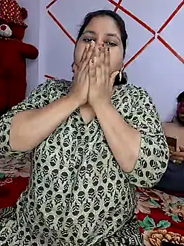 Snapshot of MOM-SUN-COUPLE chatting on January 24, 2025, 4:39 pm MOM-SUN-COUPLE online show from January 24, 2025, 4:39 pm