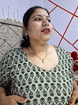 Snapshot of MOM-SUN-COUPLE chatting on February 26, 2025, 4:56 pm MOM-SUN-COUPLE online show from February 26, 2025, 4:56 pm