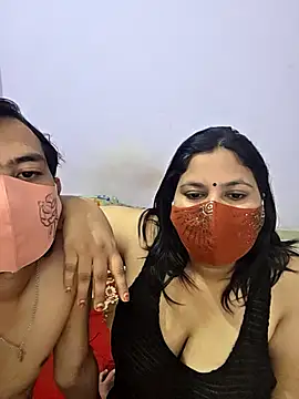 Snapshot of MOM-SUN-COUPLE chatting on September 9, 2025, 9:09 am MOM-SUN-COUPLE online show from September 9, 2025, 9:09 am