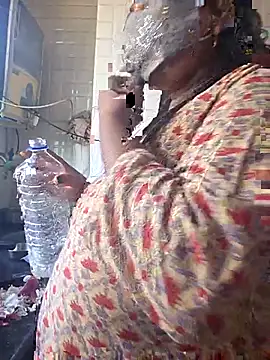 MOM-SUN-COUPLE online show from March 31, 2026, 6:47 am