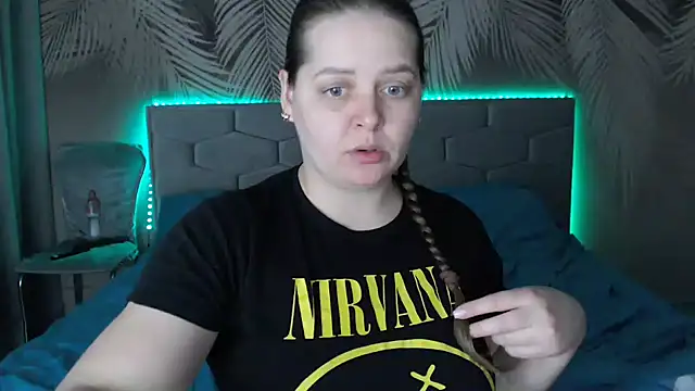 uliastar online show from February 18, 2025, 9:21 am