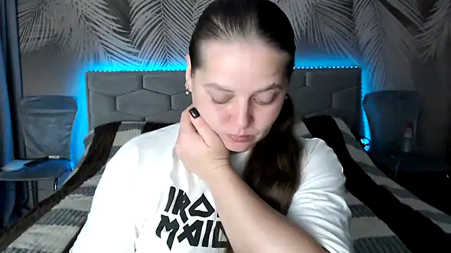 uliastar online show from October 6, 2025, 7:06 am