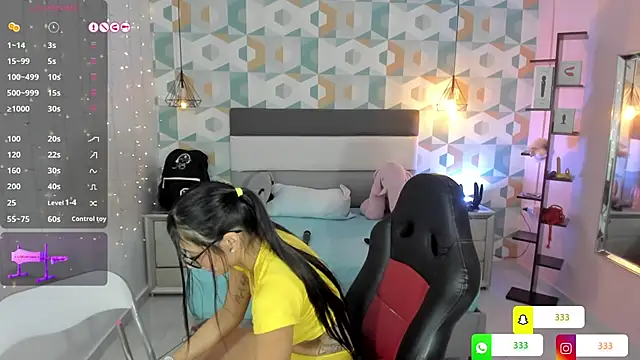 Snapshot of LIA_ROUX1 chatting on March 4, 2025, 6:04 am LIA ROUX1 online show from March 4, 2025, 6:04 am