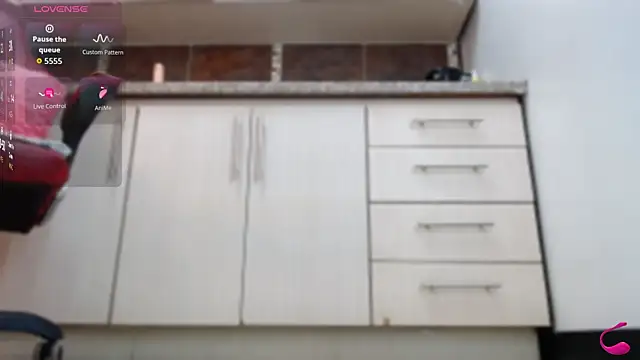 Abril Beltran  online show from November 3, 2025, 10:42 pm