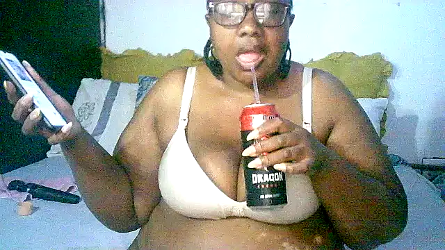 Snapshot of YELLOW_BONE chatting on October 31, 2025, 8:59 am YELLOW BONE online show from October 31, 2025, 8:59 am