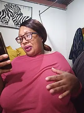 Snapshot of YELLOW_BONE chatting on July 5, 2026, 7:43 pm YELLOW BONE online show from July 5, 2026, 7:43 pm