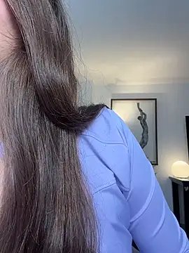 AmelieLaurent  online show from April 27, 2026, 4:05 pm