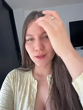 AmelieLaurent  online show from August 4, 2026, 7:49 pm