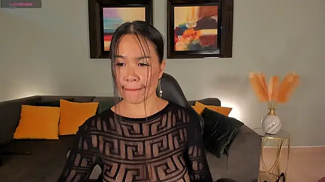 PuiYee online show from January 6, 2025, 9:32 pm