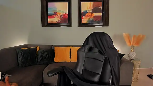 PuiYee online show from January 20, 2025, 6:10 pm