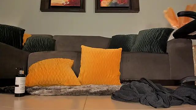 PuiYee online show from January 21, 2025, 6:02 pm