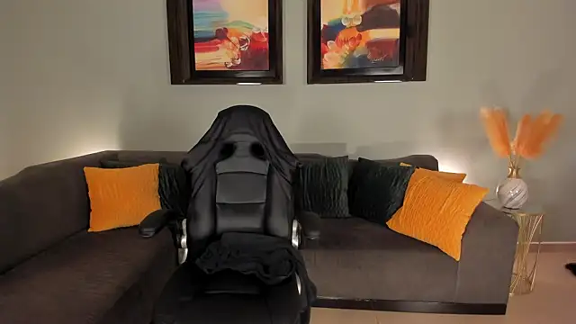 PuiYee online show from February 4, 2025, 4:50 pm