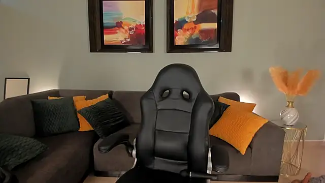 PuiYee online show from February 19, 2025, 11:57 pm