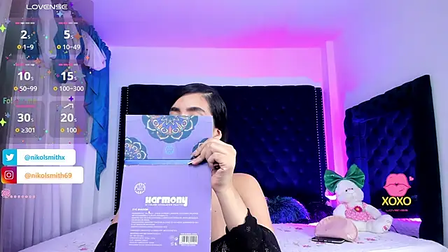 nikolsmithh online show from November 12, 2025, 6:41 pm