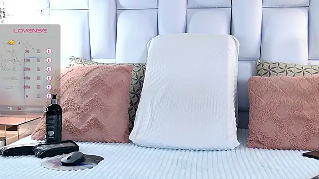 Iris Ross  online show from December 17, 2025, 11:38 am