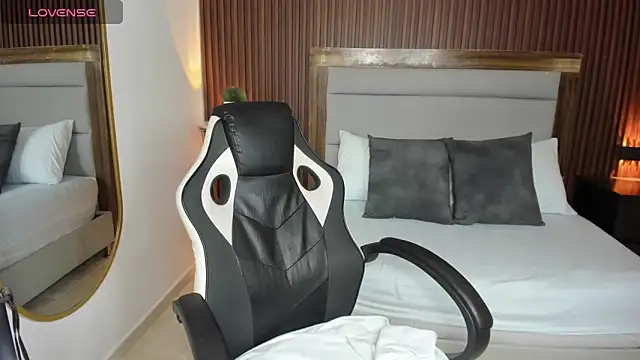 emily villamil online show from December 21, 2024, 1:32 pm