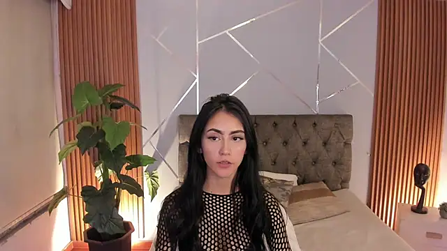 Coralinnee  online show from April 25, 2026, 3:09 am