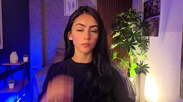 Coralinnee  online show from May 8, 2026, 3:01 am