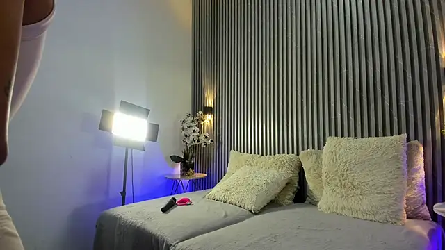 SHANONCLARK online show from October 17, 2025, 7:05 pm