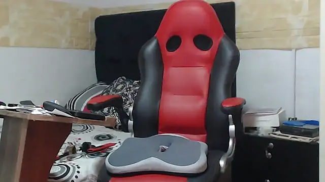 VALENTINO1983  online show from October 4, 2025, 4:38 pm