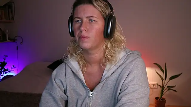 moonamii online show from October 3, 2025, 5:21 pm