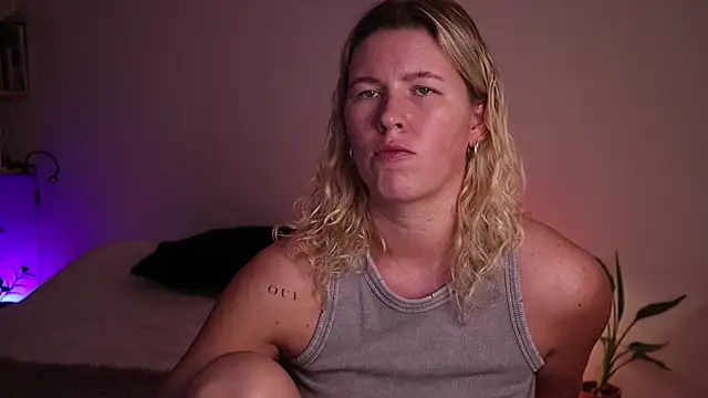 moonamii online show from October 8, 2025, 4:37 pm