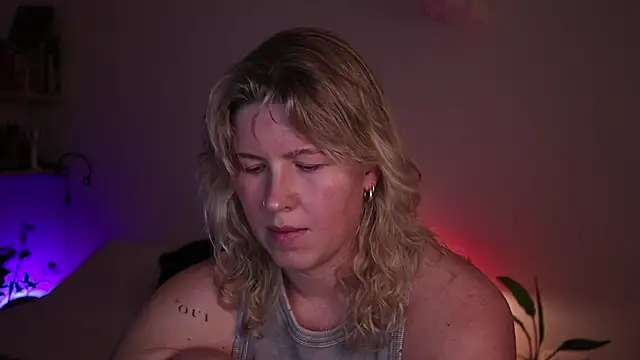 moonamii online show from October 21, 2025, 5:13 pm