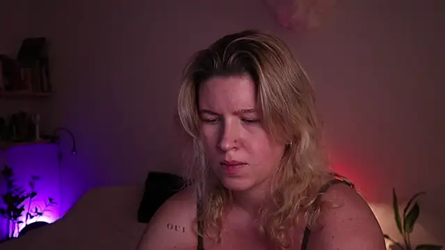 moonamii online show from November 15, 2025, 5:42 pm