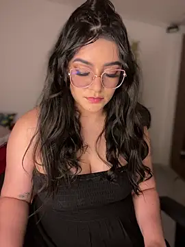 Lia flowers online show from December 13, 2025, 11:54 pm