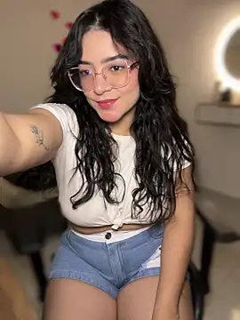 Lia flowers online show from February 9, 2026, 11:20 pm