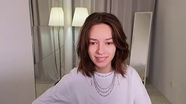 VivianLy  online show from December 20, 2024, 7:55 am