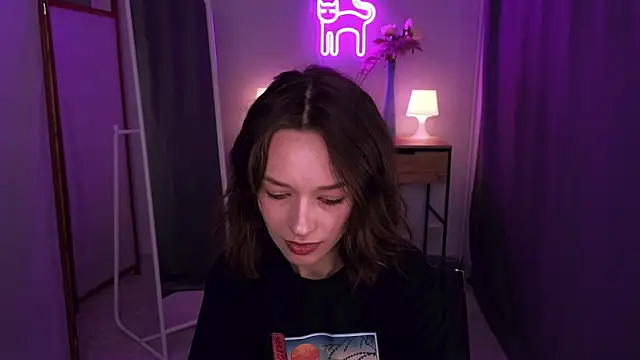 VivianLy  online show from February 14, 2025, 9:56 am