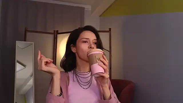 VivianLy  online show from February 27, 2025, 9:54 am