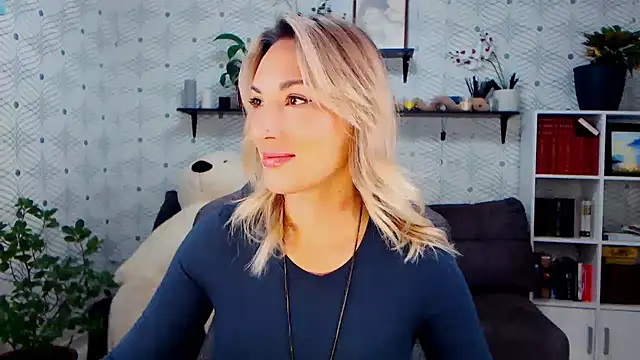 MillaXQueen online show from November 16, 2025, 5:57 am